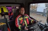 Das Foto zeigt René Kloberdanz am Steuer eines Feuerwehrfahrzeuges.