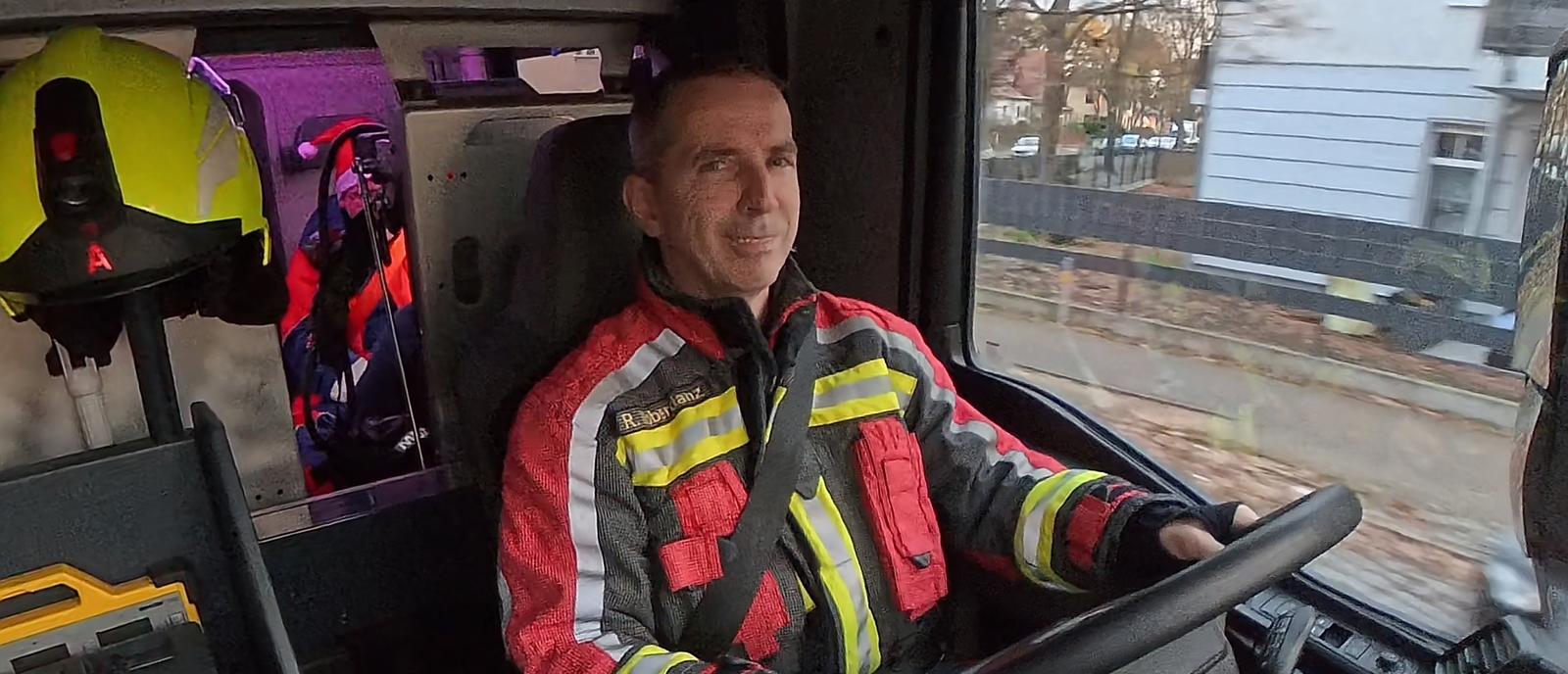 Das Foto zeigt René Kloberdanz am Steuer eines Feuerwehrfahrzeuges.