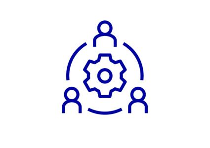 Icon-Darstellung von drei Personen in einem Kreis, in deren Mitte sich ein Zahnrad befindet.