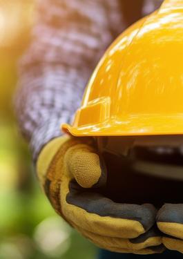 Arbeitschutzkleidung in grüner Umgebung