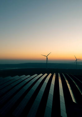 Landschaftsbild mit PV-Anlage und Windrädern