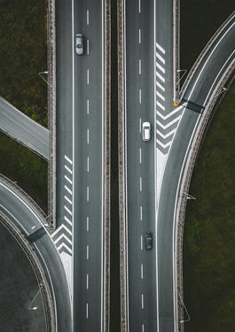 Vogelaufnahme einer Autobahn 