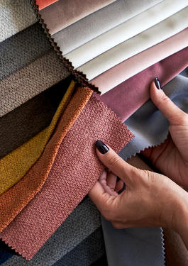 Hände die Stoffe halten