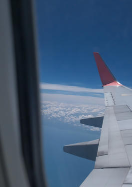 Blick aus einem Flugzeugfenster