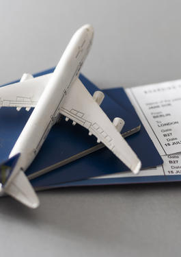Modellflugzeug und Flugtickets