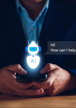 Abbildung eines Hologramms eines roboterartigen KI-Assistenten über einem Handy, das eine Person in den Händen hält. Daneben ist eine Sprechblase zu sehen, in der "Hi! How can I help you" zu lesen ist.