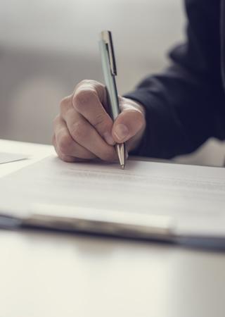 Business Frau unterschreibt Dokument