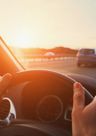 Foto aus Fahrerperspektive, aus einem fahrendem Auto heraus