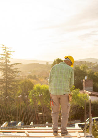Person auf einer Baustelle mit Helm