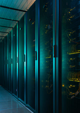 Foto von einem Serverraum in dunkel blauen Licht