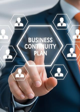 einen Geschäftsmann, der auf ein zentrales Hexagon mit der Aufschrift "BUSINESS CONTINUITY PLAN" tippt