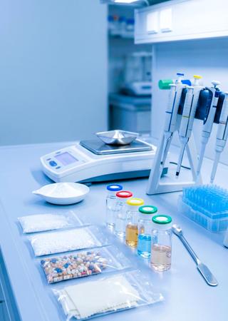 Probengefäße und Prüfmuster werden für unterschiedliche chemische Analysen vorbereitet.