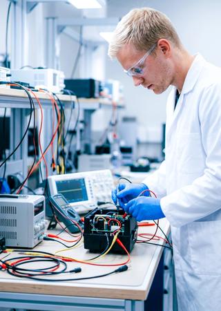 aborumgebung mit Techniker, der ein Produkt testet (z. B. Spielzeug, Elektrogerät)