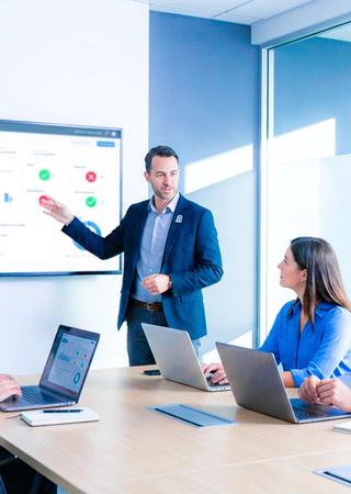 Projektmeeting: BV-Spezialist erläutert Testergebnisse und Anforderungen auf Bildschirm.