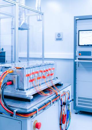 Nahaufnahme Batterie-Prüfstand im akkreditierten BV-Labor – Messtechnik, Kabelverbindungen und Sicherheitsausrüstung sichtbar.