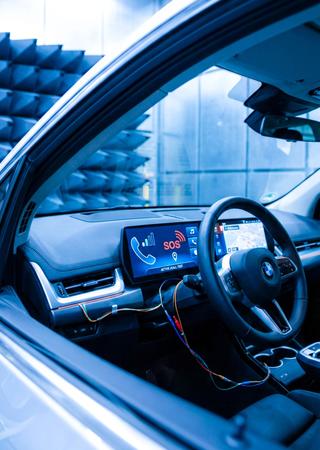Fahrzeuginnenraum mit verbautem Notrufmodul während EMV- und Funktionstest