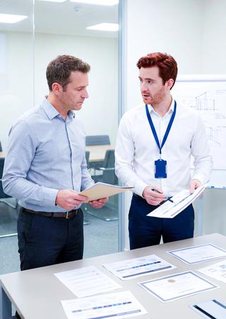 Werksleiter und BV-Experte diskutieren Marktzugang, Zertifikate und regulatorische Roadmap.