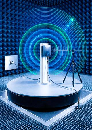 Vernetztes Energiegerät in EMV-Kammer, Funksignale digital visualisiert.