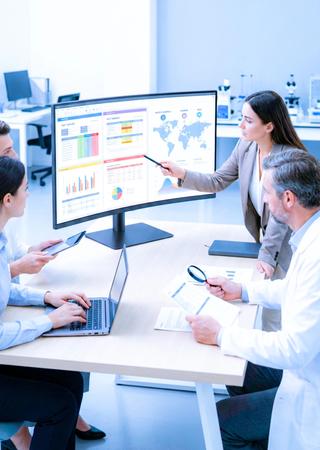 Projektteam analysiert Prüfberichte am Bildschirm, plant internationale Produktzulassung.