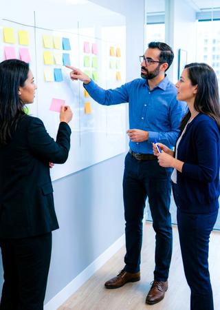 Workshop-Szene mit Post-its, Entscheidungen strukturieren und Umsetzung beschleunigen.