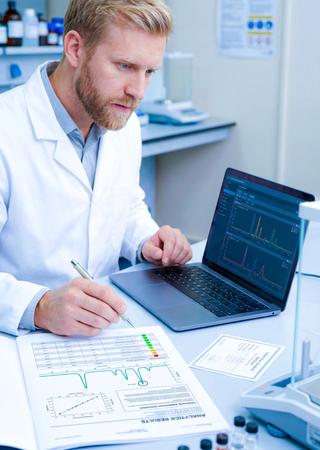 Analytik-Spezialist bewertet Laborergebnisse zu Migration und chemischer Konformität. 