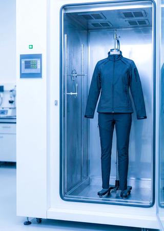 Ein Dummy (Kleiderpuppe) mit Sport- oder Funktionsbekleidung in einem Laboraufbau (z. B. Klimakammer oder Prüfstand)