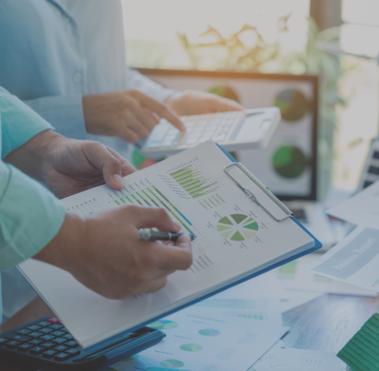 Mehrere Personen halten unterschiedliche Dokumente in den Händen