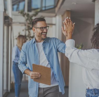Zwei Personen geben sich ein High Five.
