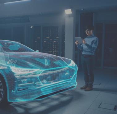 Person mit Tablet in der Hand steht vor dem Hologram eines Autos.