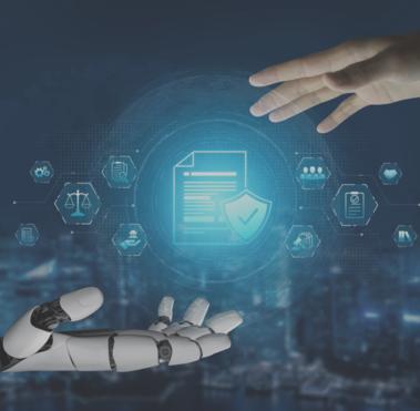 In der Mitte des Bildes ist ein Hologramm eines Dokumentes zu sehen, an dem ein Schild mit einem Haken ist. Von oben und unten ragen jeweils eine menschliche Hand sowie eine Roboterhand ins Bild.