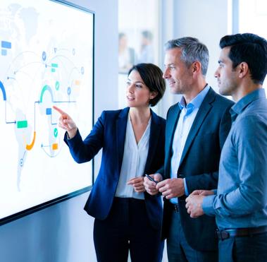  B2B-Team am digitalen Compliance-Roadmap-Board, globaler Marktzugang, zuversichtlich, hell.